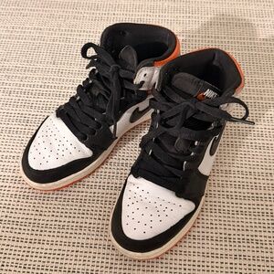 NIKE AIR JORDAN Mid ( SIZE 5W / 4Y)